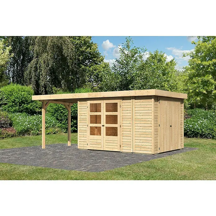 Karibu Gartenhaus Retola 4Außenmaß inkl. Dachüberstand (B x T): 566 x 262 cm, Holz, Natur - Bild eines modernen Holzgartenhauses mit Flachdach und überdachtem Bereich, umgeben von Grün.