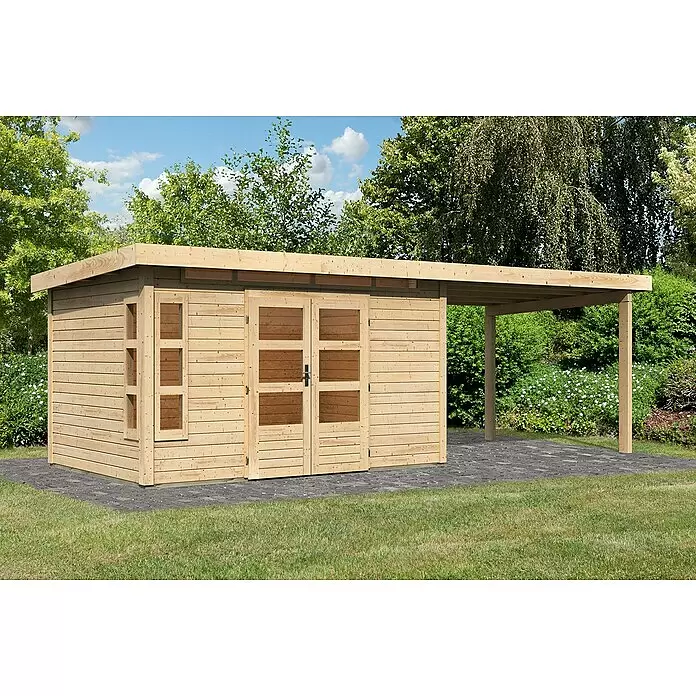 Karibu Gartenhaus Kastorf 7 - Außenmaß inkl. Dachüberstand (B x T): 702 x 273 cm, Holz, Natur, Mit Seitendach - Helles Holzgartenhaus mit integriertem Carport auf dunkler Pflasterfläche.