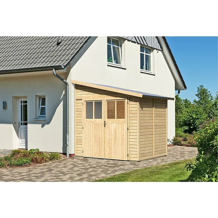 Karibu Gartenhaus Bomlitz 2 - Außenmaß inkl. Dachüberstand (B x T): 255 x 232 cm, Holz, Natur - Eine helle, moderne Holzgarage mit Doppeltür steht an einem Wohnhaus. Die Garage hat ein leicht geneigtes Dach.