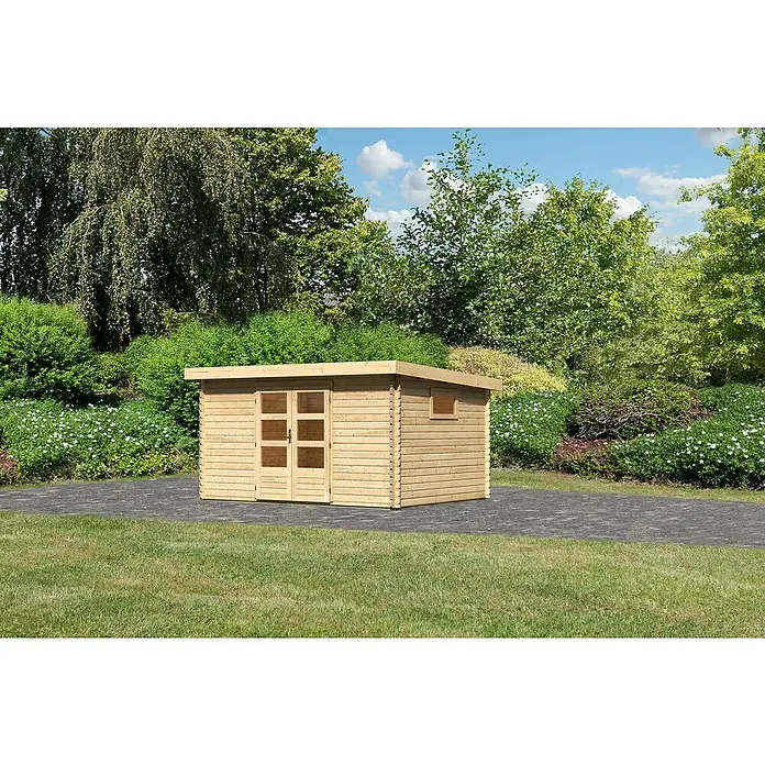 Karibu Gartenhaus Trittau 5 - Außenmaß inkl. Dachüberstand (B x T): 406 x 333 cm, Holz, Natur - Ein helles Holzgartenhaus mit Flachdach, Doppeltür und kleinem Fenster steht auf gepflastertem Boden vor üppigem Grün.