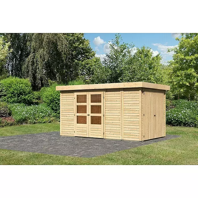 Karibu Gartenhaus Retola 5 - Außenmaß inkl. Dachüberstand (B x T): 404 x 238 cm, Holz, Natur - Heller Holz-Gartenschuppen mit Doppeltüren und Seitentür auf gepflastertem Bereich im Garten.
