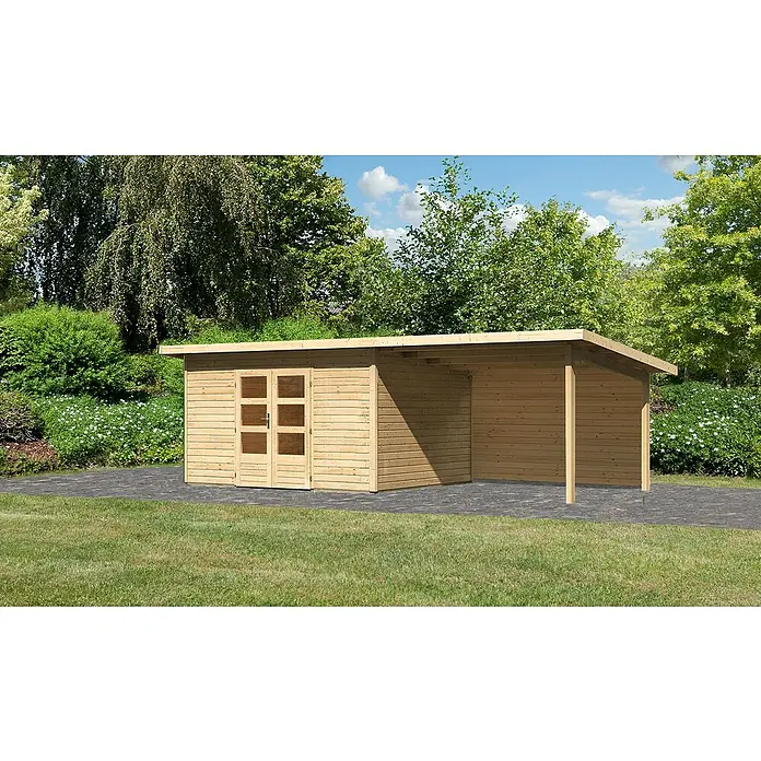 Karibu Gartenhaus Northeim 4 - Außenmaß inkl. Dachüberstand (B x T): 724 x 331,5 cm, Holz, Natur, Mit Seitendach und Rückwand - Außenansicht eines modernen Holzgartenhauses mit Doppeltür und seitlichem Unterstand, umgeben von Grünfläche und Bäumen.