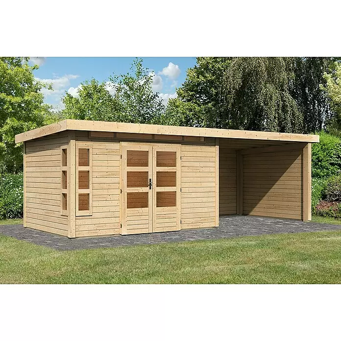 Karibu Gartenhaus Kastorf 7 - Außenmaß inkl. Dachüberstand (B x T): 702 x 273 cm, Holz, Natur, Mit Seitendach, Rück- und Seitenwand - Hellbrauner Holz-Gartenschuppen mit integriertem Carport, auf gepflastertem Bereich.
