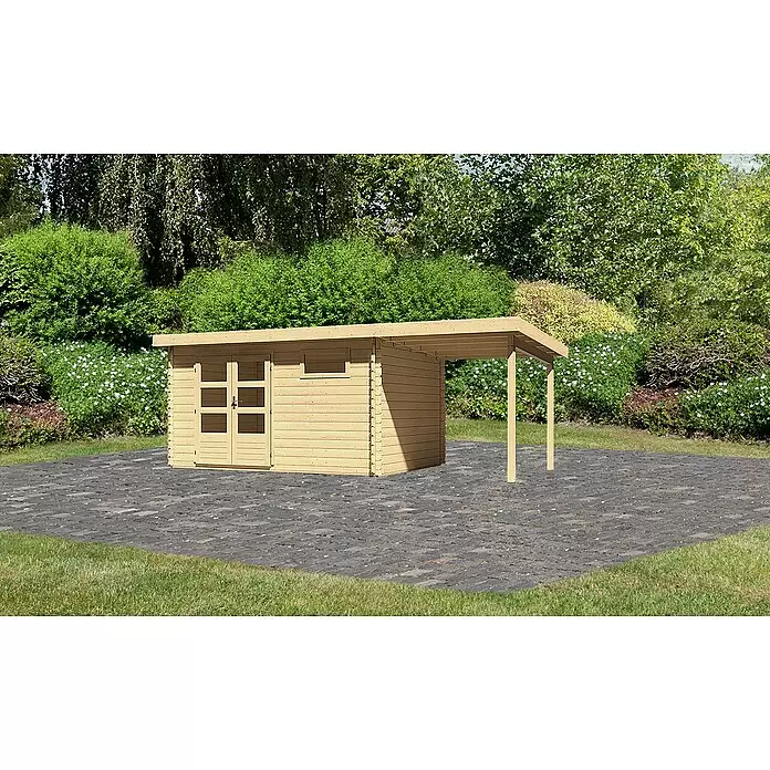 Karibu Gartenhaus Bastrup 8 - Außenmaß inkl. Dachüberstand (B x T): 604 x 333 cm, Holz, Natur, Mit Seitendach - Heller Holzgartenhaus mit integriertem Carport auf gepflastertem Bereich in einem üppigen Garten.