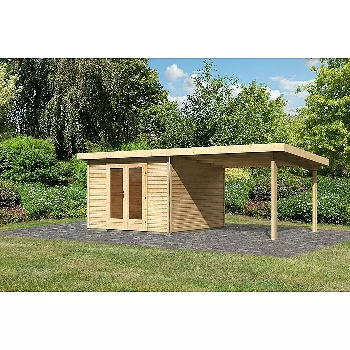 Karibu Gartenhaus Radeburg 1 - Außenmaß inkl. Dachüberstand (B x T): 664 x 331,5 cm, Holz, Natur, Mit Seitendach - Gartenschuppen aus Naturholz mit Doppeltür und angebautem Carport auf gepflasterter Terrasse.