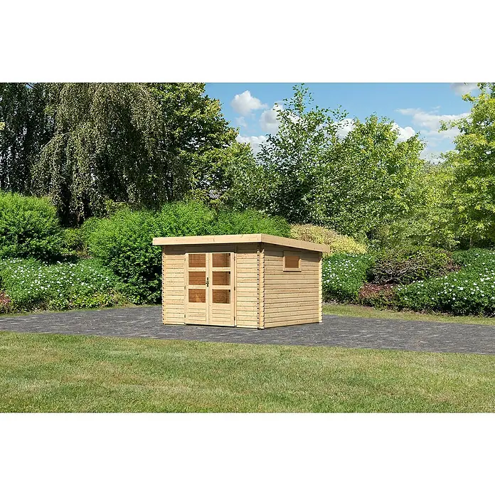 Karibu Gartenhaus Trittau 3 - Außenmaß inkl. Dachüberstand (B x T): 317 x 333 cm, Holz, Natur - Dieses Bild zeigt ein Holzgartenhaus mit Doppeltür und kleinem Fenster, eingebettet in eine grüne Gartenlandschaft unter blauem Himmel.