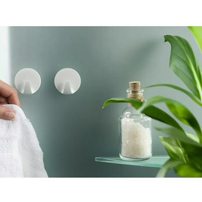 Tesa Powerstrips Gancho autoadhesivo Mini Redondo - Blanco - Ganchos de pared para baño con toalla y decoración. Los ganchos blancos son prácticos y elegantes para mantener el baño ordenado.