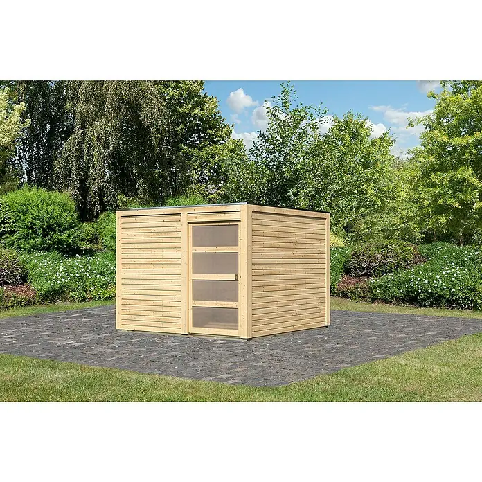 Karibu Gartenhaus Qubic 2 - Außenmaß inkl. Dachüberstand (B x T): 276 x 276 cm, Holz, Natur - Ein modernes Gartenhaus aus Holz mit einer Tür, die teilweise aus Glas besteht, steht auf einem gepflasterten Untergrund.