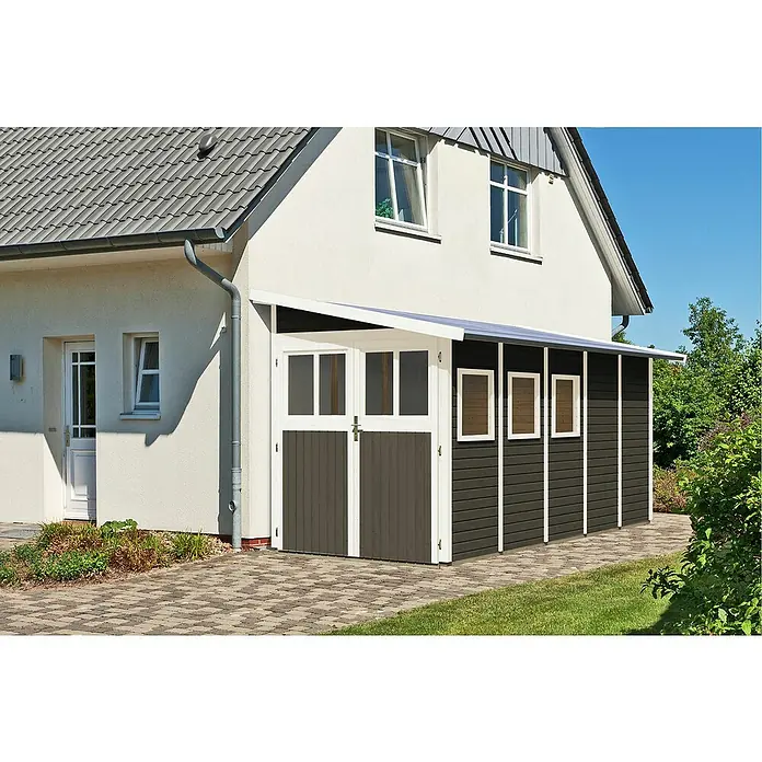 Karibu Gartenhaus Wandlitz 5Außenmaß inkl. Dachüberstand (B x T): 200 x 496 cm, Holz, Terragrau - Nahaufnahme eines Holzschuppens mit Doppeltür und Fenstern an der Seite, der an ein weißes Haus angebaut ist.