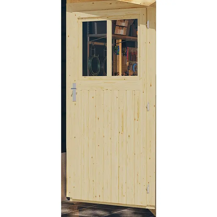 Karibu Gartenhaus Görlitz - Außenmaß inkl. Dachüberstand (B x T): 117 x 217 cm, Holz, Natur - Diese Abbildung zeigt eine Holztür mit einem Fenster, durch das Werkzeuge und Regale in einem Schuppen sichtbar sind. Der Türgriff ist silberfarben.