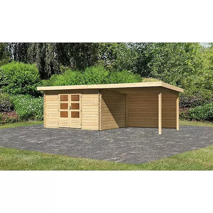 Karibu Gartenhaus Bastrup 7 - Außenmaß inkl. Dachüberstand (B x T): 674 x 333 cm, Holz, Natur, Mit Seitendach und Rückwand - Heller Holzgeräteschuppen mit integriertem Carport auf gepflastertem Bereich im Garten.