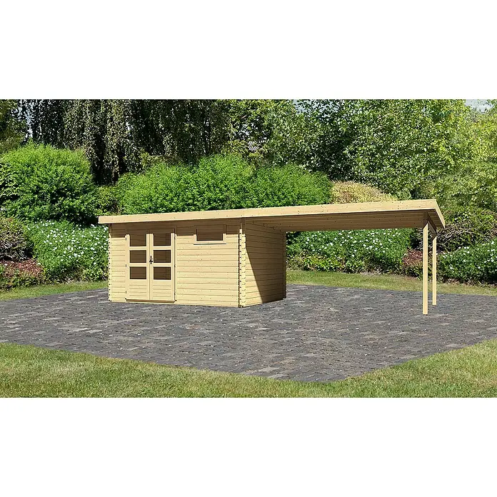 Karibu Gartenhaus Bastrup 8 - Außenmaß inkl. Dachüberstand (B x T): 804 x 333 cm, Holz, Natur, Mit Seitendach - Ein helles Holzgartenhaus mit Anbau auf einem gepflasterten Bereich, umgeben von üppigem Grün und Bäumen. Ideal zur Aufbewahrung oder als Unterstand.