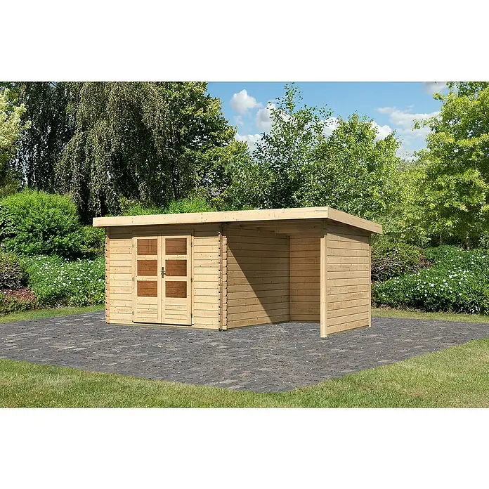 Karibu Gartenhaus Bastrup 5Außenmaß inkl. Dachüberstand (B x T): 514,5 x 333 cm, Holz, Natur, Mit Seitendach, Rück- und Seitenwand - Ein modernes Holzgartenhaus mit Flachdach und einer seitlichen offenen Überdachung, umgeben von Grün. Ideal für Gartenutensilien.