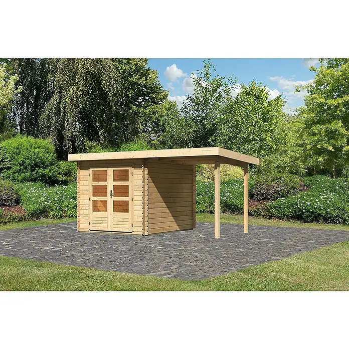 Karibu Gartenhaus Bastrup 4Außenmaß inkl. Dachüberstand (B x T): 454 x 333 cm, Holz, Natur, Mit Seitendach - Eine Gartenhütte mit Vordach auf einer gepflasterten Fläche, umgeben von Bäumen und Sträuchern.