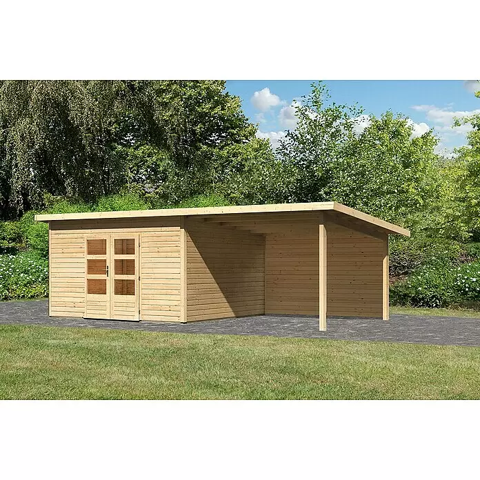 Karibu Gartenhaus Northeim 5 - Außenmaß inkl. Dachüberstand (B x T): 724 x 393 cm, Holz, Natur, Mit Seitendach und Rückwand - Gartenhaus aus hellem Holz mit integriertem Carport auf gepflastertem Untergrund im Garten.