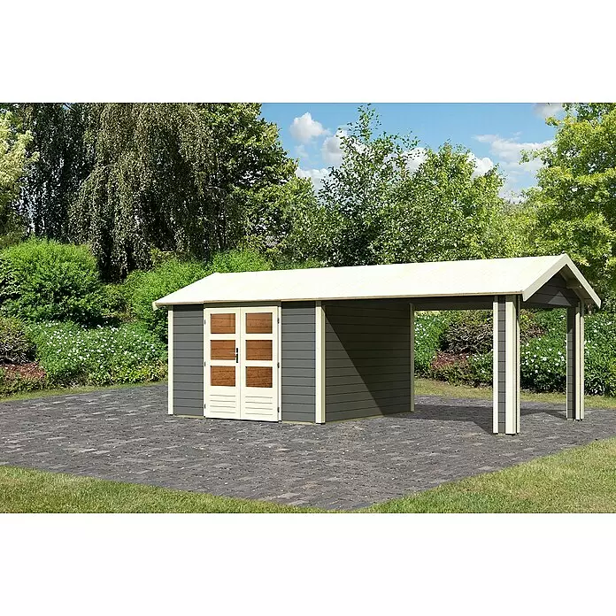 Karibu Gartenhaus Theres - Außenmaß inkl. Dachüberstand (B x T): 648 x 348 cm, Holz, Terragrau - Grauer Gartenschuppen mit cremefarbenen Leisten und Türen, mit angebautem Carport, auf gepflasterter Fläche.