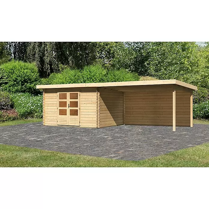Karibu Gartenhaus Bastrup 7 - Außenmaß inkl. Dachüberstand (B x T): 774 x 333 cm, Holz, Natur, Mit Seitendach und Rückwand - Heller Holzschuppen mit Doppeltüren und angebautem offenem Carport, auf dunklem Pflaster gelegen.