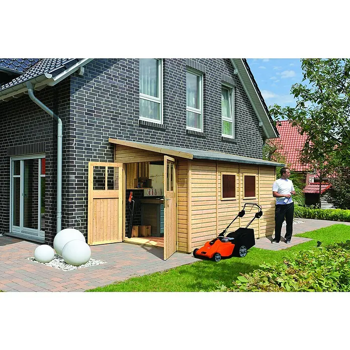 Karibu Gartenhaus Bomlitz 4 - Außenmaß inkl. Dachüberstand (B x T): 255 x 388 cm, Holz, Natur - Gartenszene mit einem Holzschuppen, Rasenmäher und einer Person davor, die das gepflegte Äußere des Hauses betont.