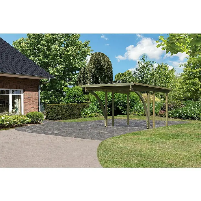 Karibu Carport Eco 1Außenmaß inkl. Dachüberstand (B x T): 3,04 x 4,9 m, Einzelcarport, Naturbelassen, Mit 2 Einfahrtsbögen - Das Bild zeigt einen hölzernen Carport mit geschwungenen Trägern, eingebettet in eine grüne Gartenlandschaft neben einem Backsteinhaus.