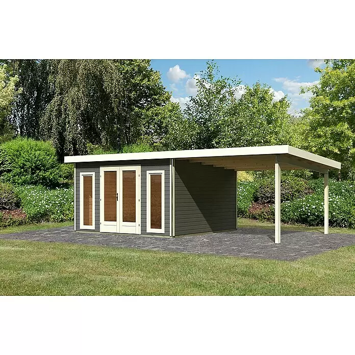 Karibu Gartenhaus Radeburg 3 - Außenmaß inkl. Dachüberstand (B x T): 724 x 393 cm, Holz, Terragrau, Mit Seitendach - Dunkelgraues Gartenhaus mit hellgerahmten Türen und integriertem Carport auf Pflastersteinen im Garten.