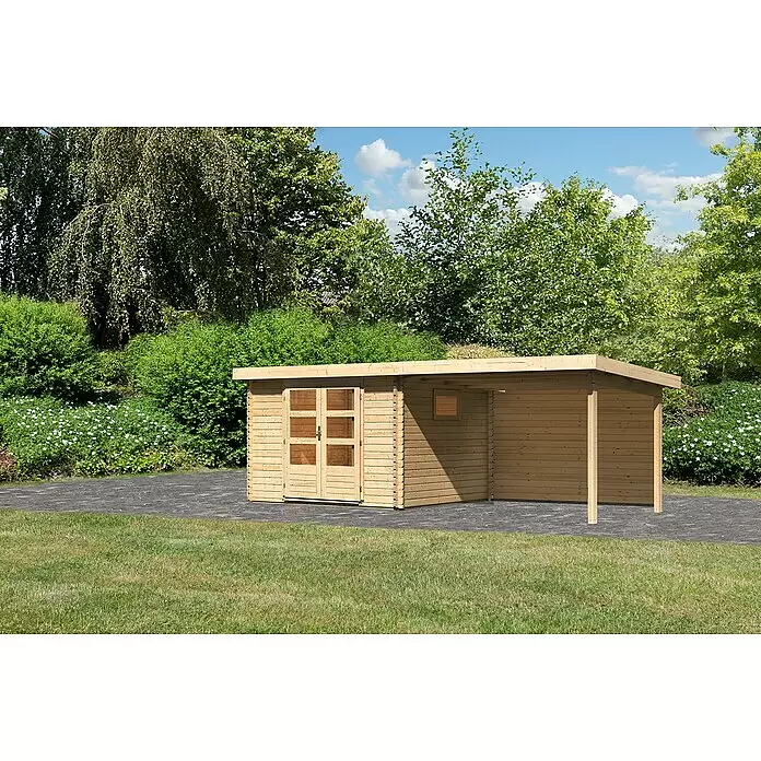 Karibu Gartenhaus Trittau 3 - Außenmaß inkl. Dachüberstand (B x T): 616,5 x 333 cm, Holz, Natur, Mit Seitendach & Rückwand - Gartenhaus aus hellem Holz mit praktischem Seiten-Carport, auf gepflastertem Bereich im grünen Garten.