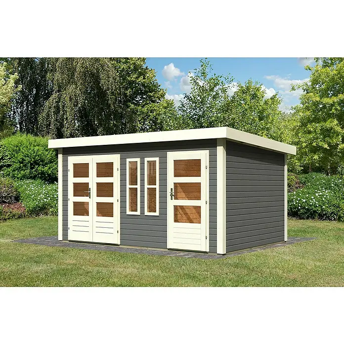 Karibu Gartenhaus Schönbuch 2 - Außenmaß inkl. Dachüberstand (B x T): 458 x 302 cm, Holz, Terragrau - Ein graues Gartenhaus mit weißen Türen und Fenstern, umgeben von üppigem Grün, bietet stilvollen Stauraum im Freien.