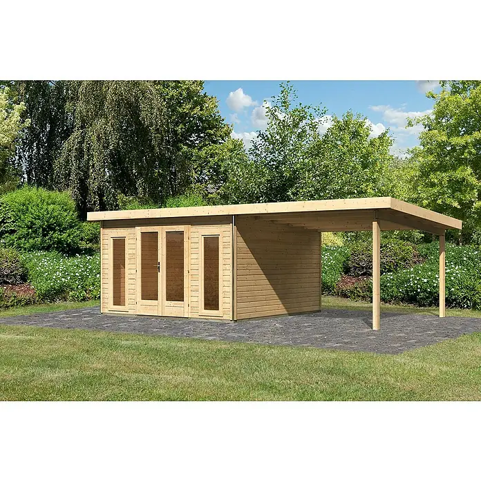 Karibu Gartenhaus Radeburg 3 - Außenmaß inkl. Dachüberstand (B x T): 724 x 393 cm, Holz, Natur, Mit Seitendach - Ein modernes Gartenhaus mit Carport-Anbau, gefertigt aus hellem Holz, eingebettet in eine grüne Gartenlandschaft. Perfekt für Freizeit und Lagerung.