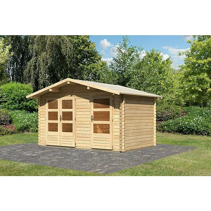 Karibu Gartenhaus Radur 0 - Außenmaß inkl. Dachüberstand (B x T): 406 x 312 cm, Holz, Natur - Ein helles Holzgartenhaus mit Doppeltüren und einem überdachten Eingangsbereich, umgeben von Grün.