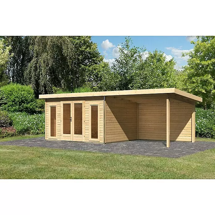 Karibu Gartenhaus Radeburg 2 - Außenmaß inkl. Dachüberstand (B x T): 724 x 331,5 cm, Holz, Natur, Mit Seitendach und Rückwand - Gartenschuppen aus Holz mit angebautem offenem Unterstand auf einer gepflasterten Fläche, in einem Garten.