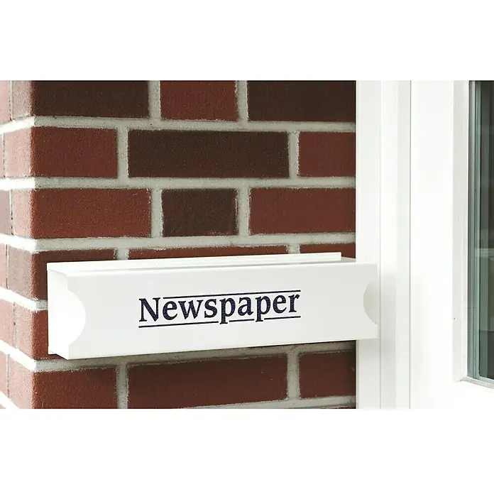 Tesa Powerbond Cinta de doble cara Outdoor - 19 mm x 5 m, Verde - Una caja de periódicos blanca con la palabra "Newspaper", sujeta a una pared de ladrillo junto a una puerta.
