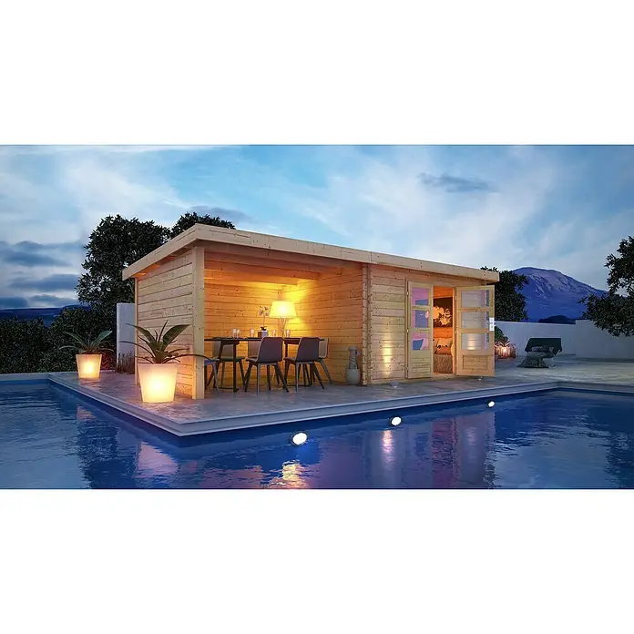 Karibu Gartenhaus Bastrup 7 - Außenmaß inkl. Dachüberstand (B x T): 774 x 333 cm, Holz, Natur, Mit Seitendach, Rück- und Seitenwand - Ein helles Holzhaus mit Terrasse und Pool. Die offene Bauweise lädt zum Verweilen ein und bietet einen Blick auf die umliegende Natur.