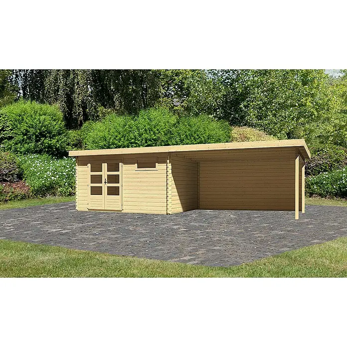Karibu Gartenhaus Bastrup 8 - Außenmaß inkl. Dachüberstand (B x T): 804 x 333 cm, Holz, Natur, Mit Seitendach- und Rückwand - Ein helles Holzgartenhaus mit angrenzendem Carport auf einem gepflasterten Bereich, umgeben von Grün. Das Gartenhaus bietet Stauraum und Schutz.