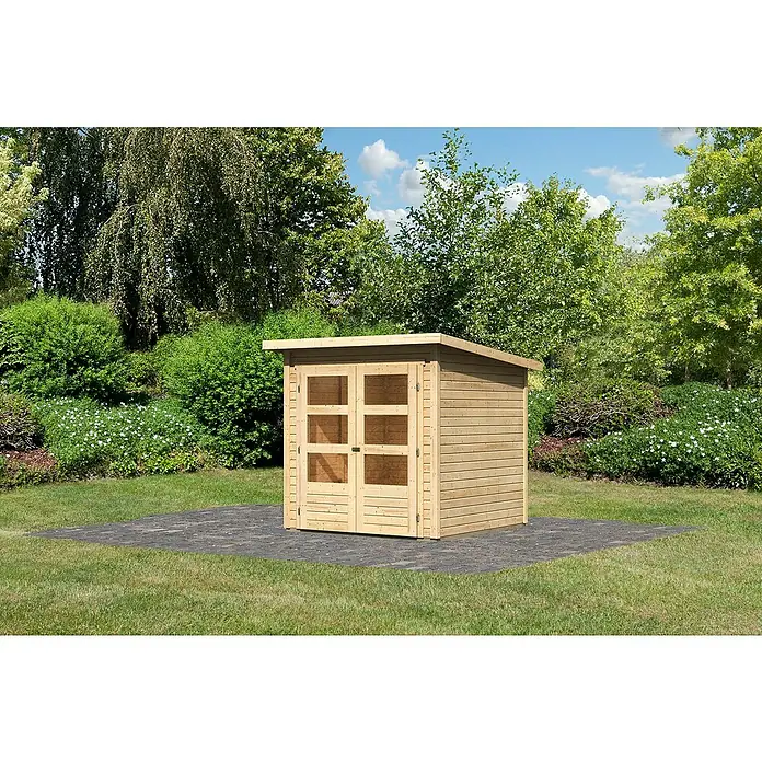 Karibu Gartenhaus Stockach 2 - Außenmaß inkl. Dachüberstand (B x T): 212 x 210 cm, Holz, Natur - Ein hölzerner Geräteschuppen mit Doppeltür und Fenstern steht auf einer gepflasterten Fläche im Garten.
