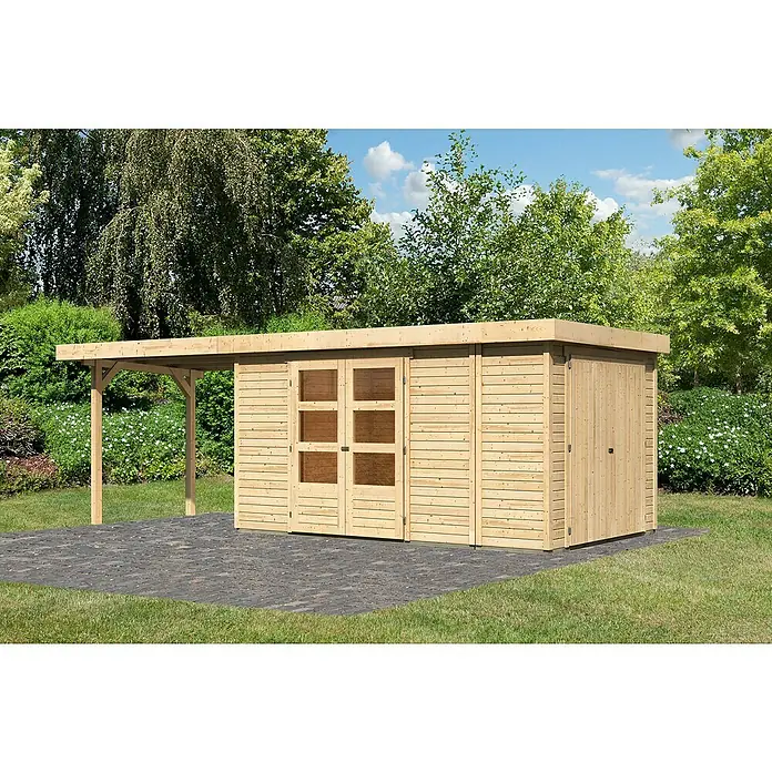 Karibu Gartenhaus Retola 6Außenmaß inkl. Dachüberstand (B x T): 666,5 x 262 cm, Holz, Natur - Holzgartenhaus mit Flachdach und Glasfenstern auf gepflasterter Fläche im Grünen.