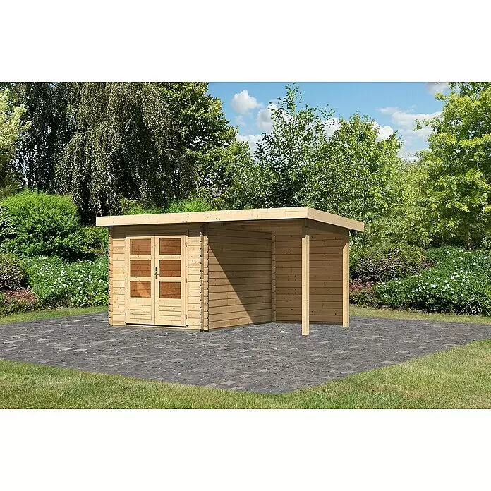 Karibu Gartenhaus Bastrup 4 - Außenmaß inkl. Dachüberstand (B x T): 454,5 x 333 cm, Holz, Natur, Mit Seitendach und Rückwand - Heller Holzgartenhaus mit Doppeltüren und angeschlossenem offenem Unterstand auf einer gepflasterten Terrasse.