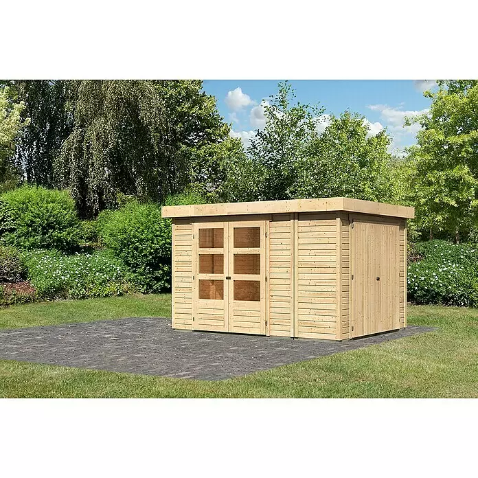 Karibu Gartenhaus Retola 4 - Außenmaß inkl. Dachüberstand (B x T): 342 x 262 cm, Holz, Natur - Gartenhaus aus hellem Naturholz mit Flachdach, Doppeltür mit Glas und Seitentür, auf dunklem Pflaster.