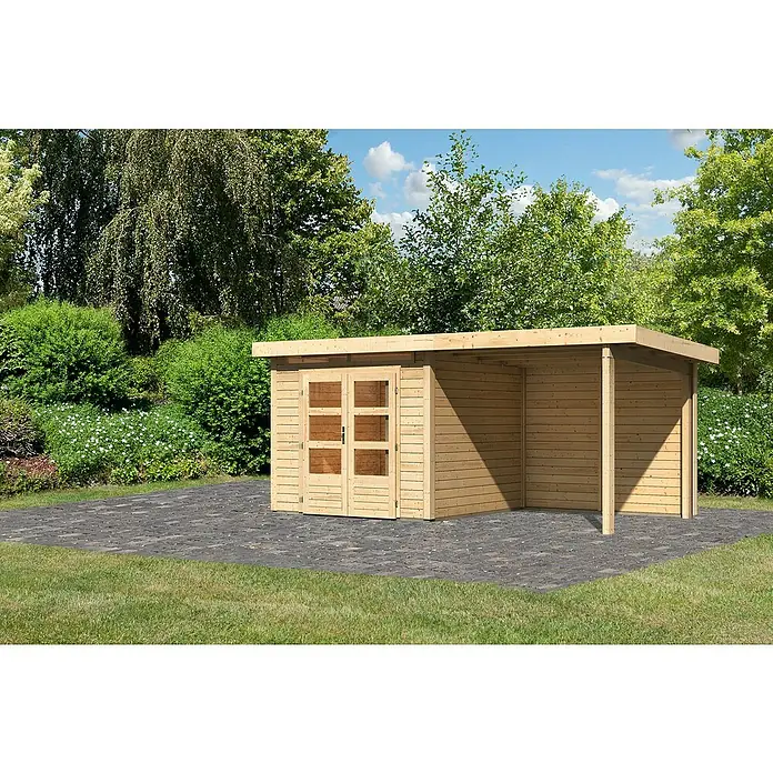 Karibu Gartenhaus Kandern 3Außenmaß inkl. Dachüberstand (B x T): 495 x 273 cm, Holz, Natur - Ein Holzgartenhaus mit Doppeltür und offenem Anbau auf einem gepflasterten Bereich, umgeben von Grün.