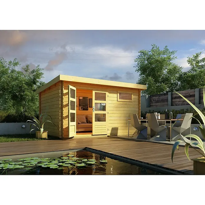 Karibu Gartenhaus Bastrup 8 - Außenmaß inkl. Dachüberstand (B x T): 405 x 333 cm, Holz, Natur - Eine helle Gartensauna mit offenen Türen und einem Tisch mit Stühlen im Freien, umgeben von viel Grün.