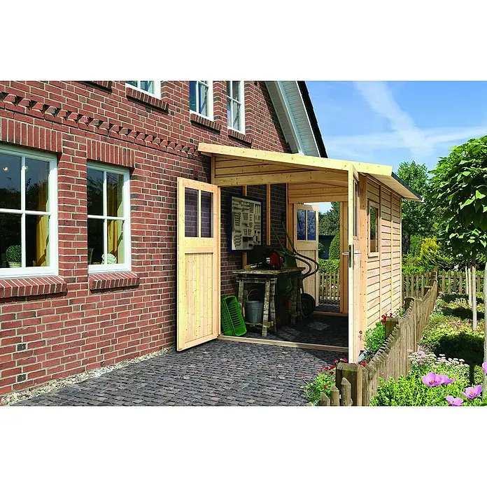 Karibu Gartenhaus Wandlitz 3 - Außenmaß inkl. Dachüberstand (B x T): 200 x 320 cm, Holz, Natur - Eine hölzerne Gartengeräteaufbewahrung mit geöffneten Türen, an ein Backsteingebäude angebaut, bietet praktischen Stauraum und Schutz.