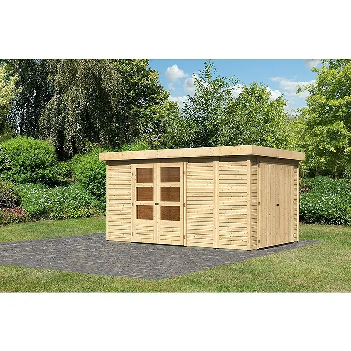 Karibu Gartenhaus Retola 6Außenmaß inkl. Dachüberstand (B x T): 404 x 262 cm, Holz, Natur - Ein modernes Gartenhaus mit Glastüren, horizontaler Holzverkleidung und Flachdach steht auf einer gepflasterten Fläche im Grünen.