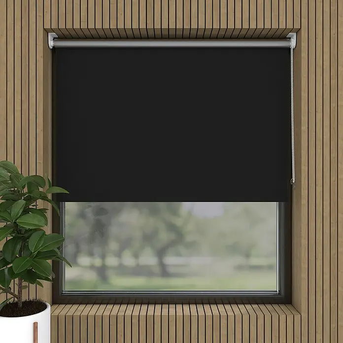 Expo Ambiente Rollo Mini - B x H: 100 x 150 cm, Schwarz, Uni, Verdunkelnd - Schwarze Rollläden verdunkeln das Fenster und sorgen für Privatsphäre und ruhige Atmosphäre im Raum mit Holzpaneelen.