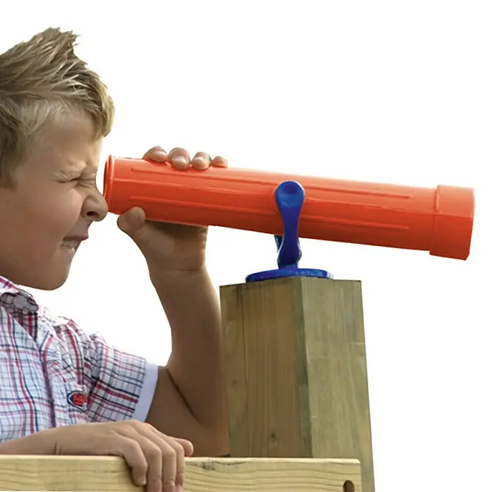 Karibu Teleskop für Spielhaus Teleskop - Kunststoff, Rot - Kind schaut durch ein orangefarbenes Spielzeugteleskop, das auf einem Holzpfosten montiert ist. Ideal für Abenteuer im Garten!