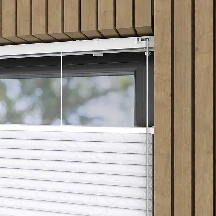 Wabenplissee Tageslicht - B x H: 170 x 175 cm, Weiß - Detailaufnahme einer weißen Plissee-Jalousie vor einem Fenster, umgeben von einer Holzverkleidung. Die Jalousie ist teilweise geöffnet.