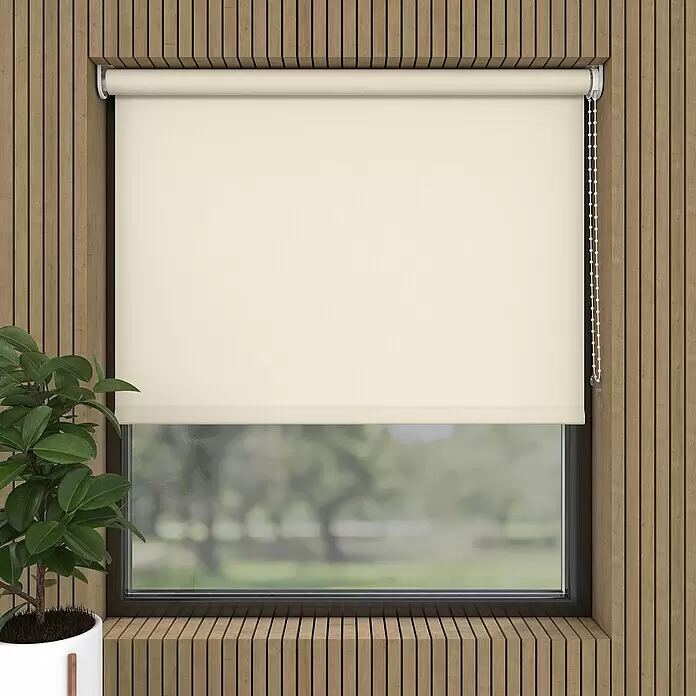 Expo Ambiente Rollo - B x H: 90 x 190 cm, Beige, Uni, Tageslichtdurchlässig - Cremefarbener Rolladen, teilweise heruntergelassen in einer Fensteröffnung, umgeben von vertikalen Holzlamellen.