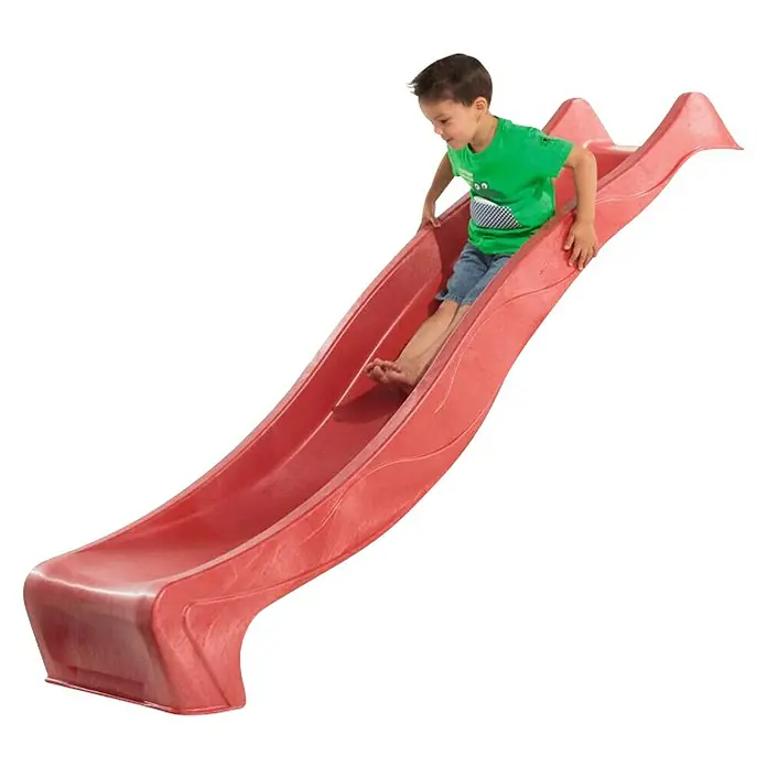 Karibu Rutsche - B x L: 50 x 264 cm, Kunststoff, Rot - Junge rutscht auf roter Kinderrutsche im Freien. Die Rutsche hat ein wellenförmiges Design für zusätzlichen Spaß.