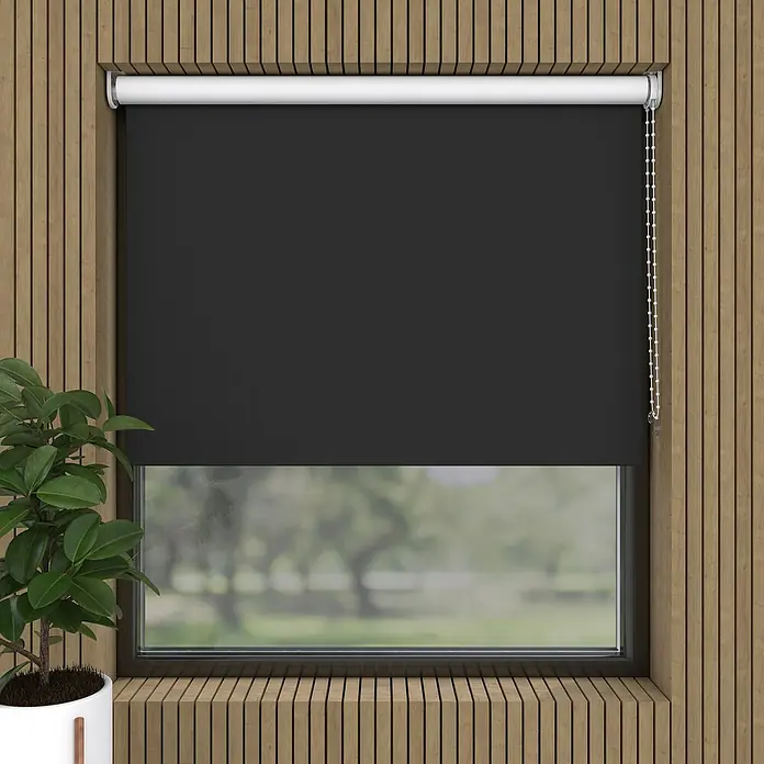 Verdunkelungsrollo - B x H: 240 x 190 cm, Schwarz - Ein schwarzes Rollo ist vor einem Fenster mit Holzrahmen angebracht und sorgt für Privatsphäre und Dunkelheit.