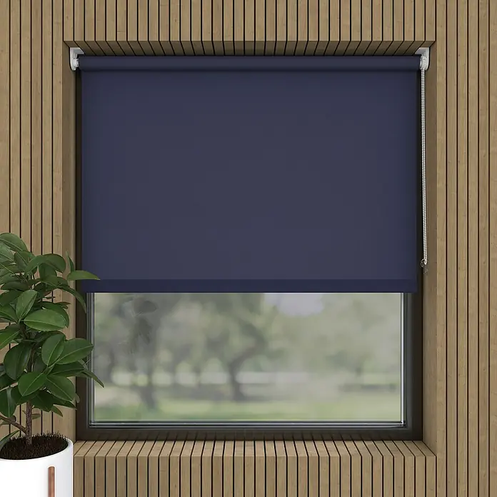 Expo Ambiente Rollo Mini - B x H: 100 x 150 cm, Blau, Uni, Tageslichtdurchlässig - Nahaufnahme eines blickdichten, marineblauen Rollos vor einem Fenster mit Blick auf eine grüne Außenlandschaft.