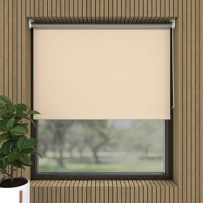 Expo Ambiente Rollo Mini - B x H: 75 x 150 cm, Creme, Uni, Verdunkelnd - Ein cremefarbenes Rollo mit einer silbernen Kette hängt vor einem Fenster, das einen Blick nach draußen ermöglicht.