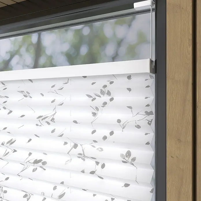 Expo Ambiente Plissee - B x H: 80 x 130 cm, Grau/Weiß - Nahaufnahme einer weißen, plissierten Fensterabdeckung mit einem grauen Blätterdesign, die einen Raum elegant abdunkelt.
