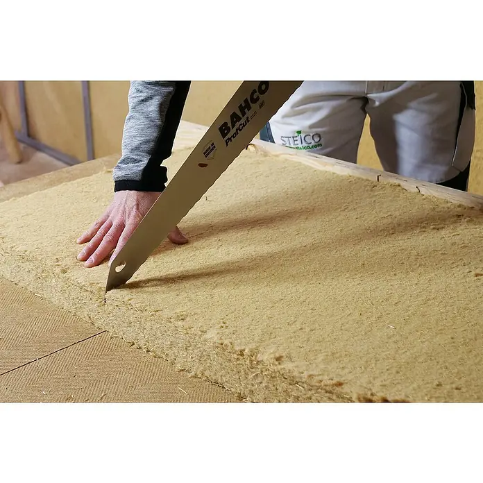 Steico Holzfaserdämmplatte flex 036 - 1.220 x 575 mm, Stärke: 40 mm, Wärmeleitfähigkeit: 0,036 W/(mK), 11 Stk. - Zuschneiden einer Dämmplatte mit einer BAHCO ProfCut Säge. Hervorragend geeignet für saubere und effiziente Schnitte in Isoliermaterialien.